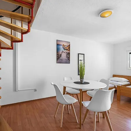 1 Bedroom Cozy In Apartman Betina